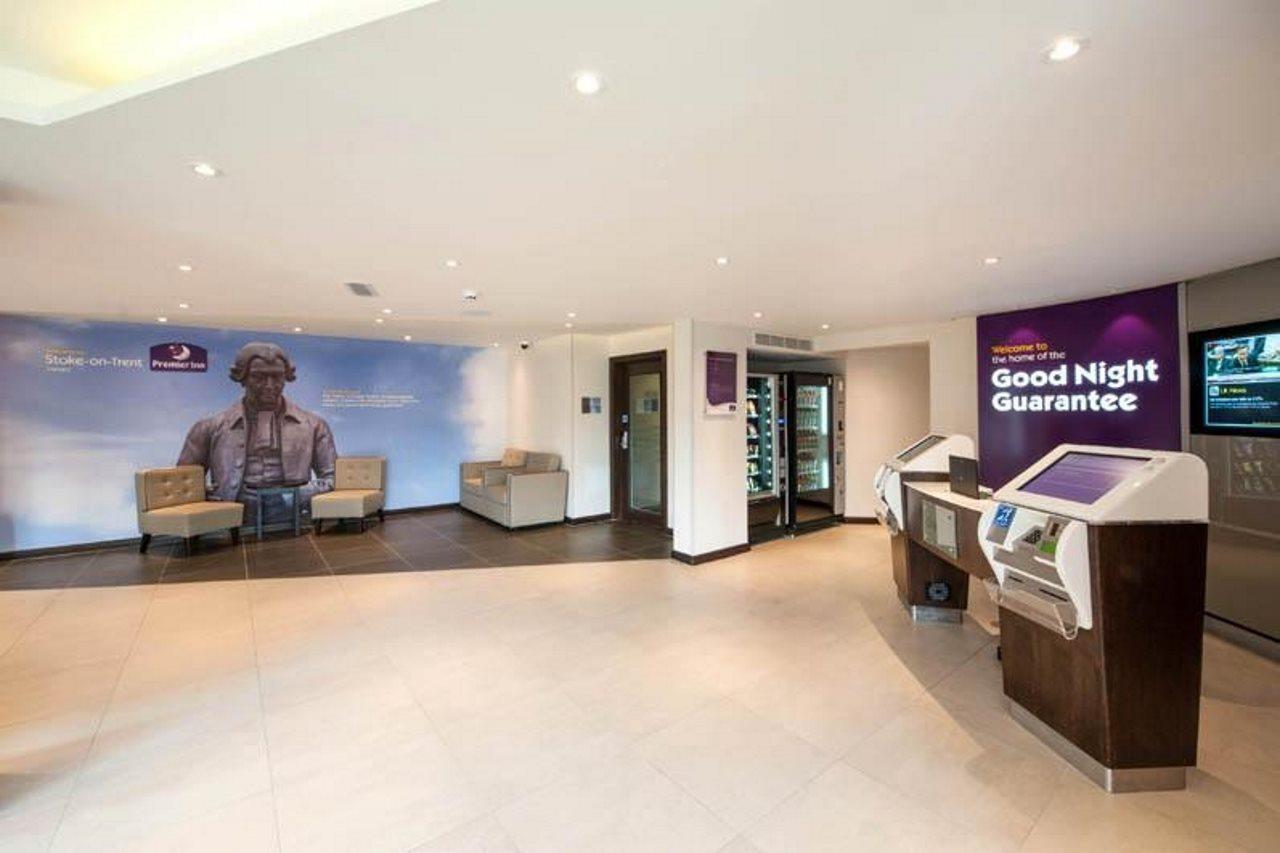 Premier Inn Stoke-On-Trent ภายนอก รูปภาพ