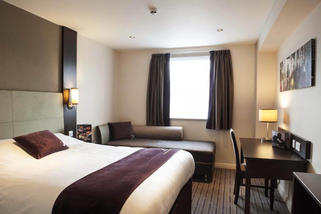 Premier Inn Stoke-On-Trent ภายนอก รูปภาพ