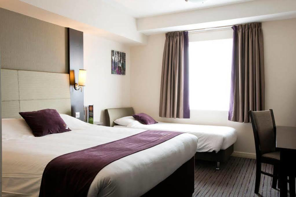 Premier Inn Stoke-On-Trent ภายนอก รูปภาพ