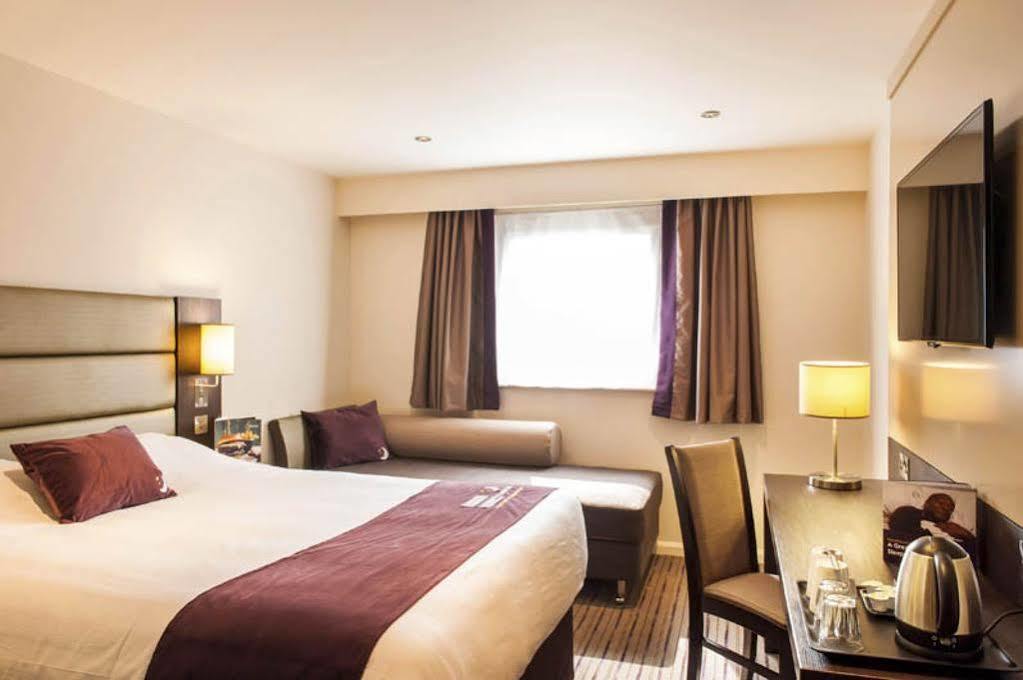 Premier Inn Stoke-On-Trent ภายนอก รูปภาพ