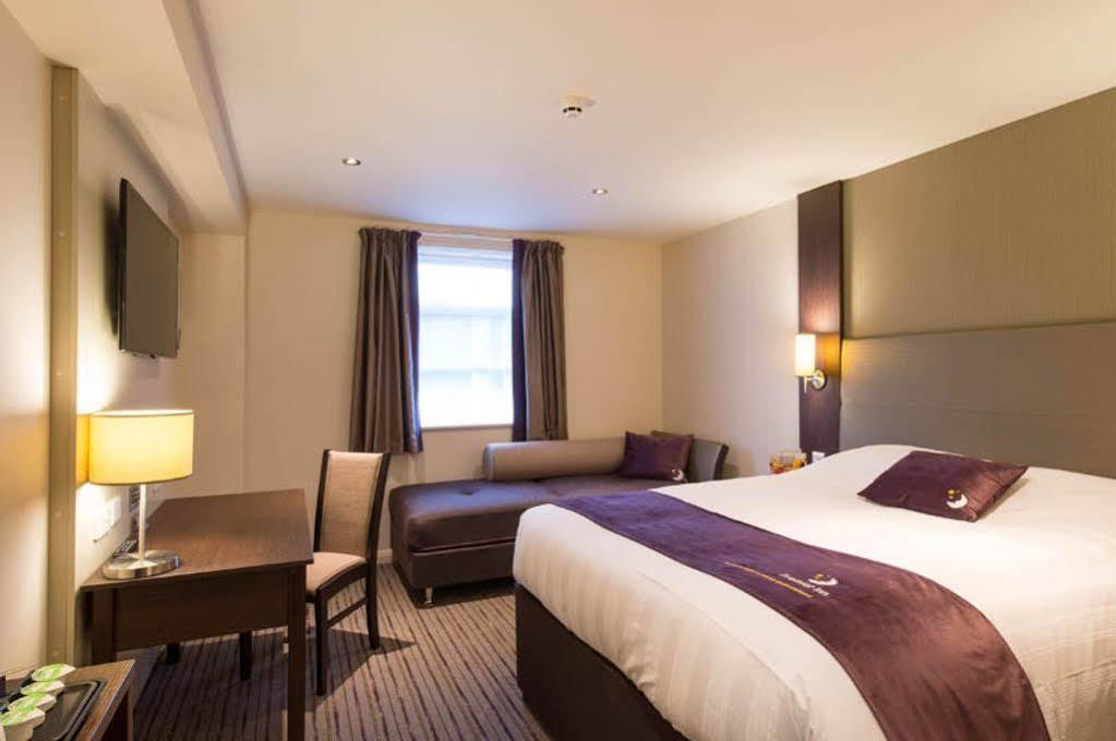 Premier Inn Stoke-On-Trent ภายนอก รูปภาพ
